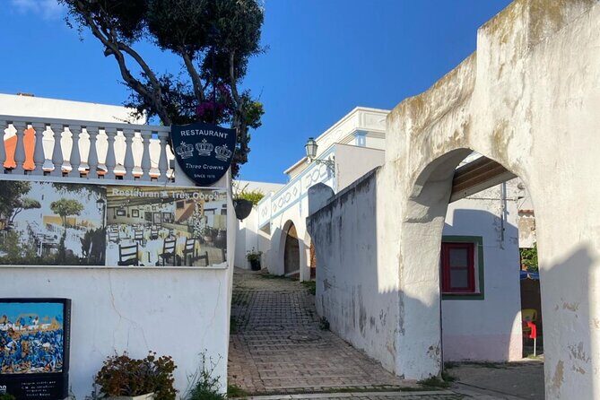 Albufeira History Walking Tour with Wine and Tapas - What’s included: wine, Portuguese snacks, and photos