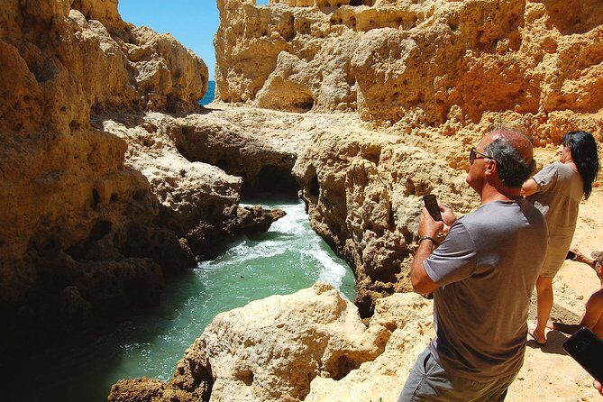 Carvoeiro and Silves Premium - Shared small group > VTours Algarve - A Boneca: the short tunnel to a sea-view “doll”