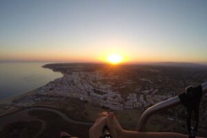 Flight experience over the beach in paragliding/paratrike in the Algarve with video. - Sunrise or sunset flights: how timing changes the whole experience
