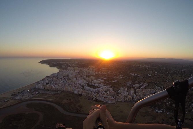 Flight experience over the beach in paragliding/paratrike in the Algarve with video. - Sunrise or sunset flights: how timing changes the whole experience
